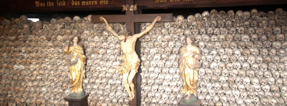 VS, Beinhausgruft, Schädelwand, erb. 1514, Naters